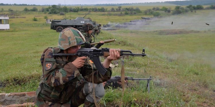 Operațiune militară la Cahul. Peste 150 de militari au tras din armamentul de infanterie şi de pe maşinile blindate | FOTO