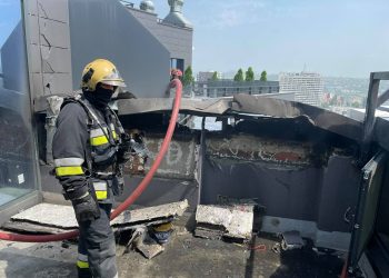 Incendiu într-un bloc de locuit nou din capitală: Pompierii investighează trei versiuni | VIDEO