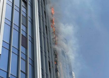 Incendiu într-un bloc de locuit nou din capitală: Focul s-a extins pe fațadă, ajungând până la etajul 12 | VIDEO