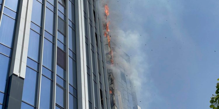 Incendiu într-un bloc de locuit nou din capitală: Focul s-a extins pe fațadă, ajungând până la etajul 12 | VIDEO