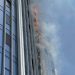 Incendiu într-un bloc de locuit nou din capitală: Focul s-a extins pe fațadă, ajungând până la etajul 12 | VIDEO