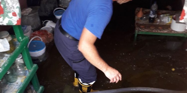 Mai multe gospodării din sudul țării, inundate de ploi. A fost nevoie de intervenția pompierilor | VIDEO