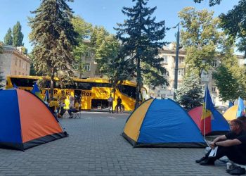 Reprezentanții AUR au înnoptat, în corturi, în fața SIS și continuă protestele și astăzi: Ei activează împotriva drepturilor și libertăților fundamentale ale omului | VIDEO