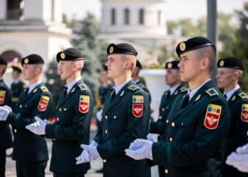 Moment emoționant pentru 45 de absolvenți ai Academiei Militare a Forțelor Armate „Alexandru cel Bun”. Aceștia și-au primit epoleții de locotenenți | VIDEO