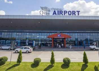 Aeroportul Chișinău i-a impresionat pe actorii ruși Pavel Derevyanko și Artiom Tkacenko