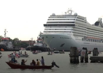 В Венеции протестуют против круизных лайнеров