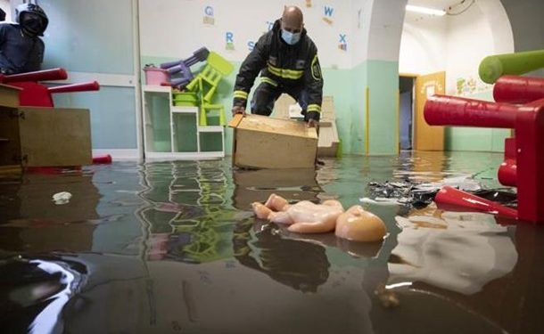 Мощный ливень затопил Рим | VIDEO