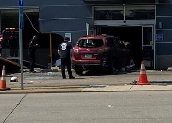 В США автомобиль влетел в здание клиники, трое погибших