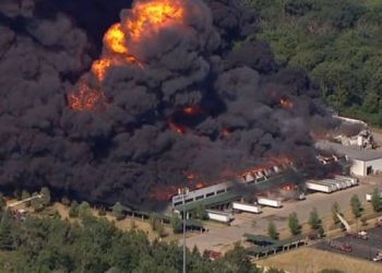 В США возник крупный пожар на химзаводе, объявлена эвакуация | FOTO