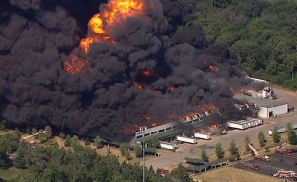 В США возник крупный пожар на химзаводе, объявлена эвакуация | FOTO