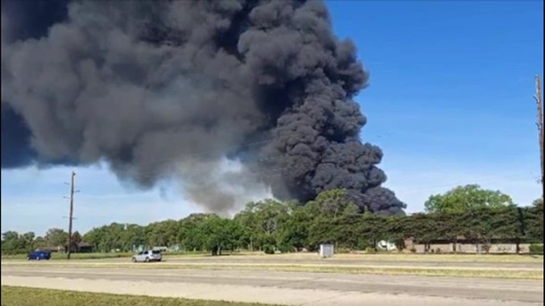 В США возник крупный пожар на химзаводе, объявлена эвакуация | FOTO