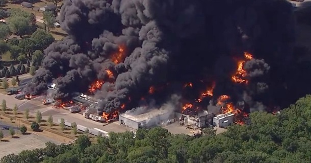 В США возник крупный пожар на химзаводе, объявлена эвакуация | FOTO