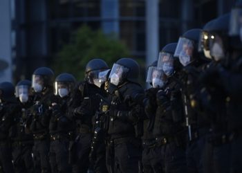 В Берлине 60 полицейских пострадали при попытке проинспектировать сквот