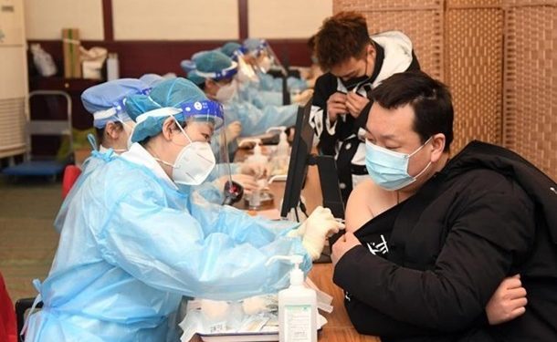 В Китае сделали уже миллиард COVID-прививок