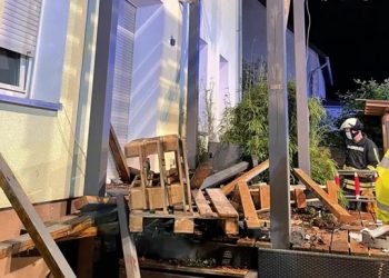 В Германии девять человек пострадали при обрушении балкона