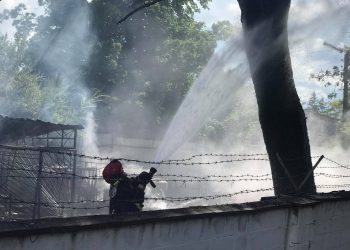 Пожар в столице: Огонь охватил склад с топливом. Что известно к этому моменту