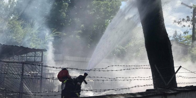 Пожар в столице: Огонь охватил склад с топливом. Что известно к этому моменту