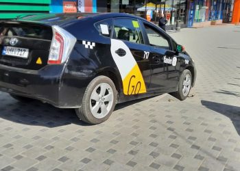 Taxi din Chișinău, surprins blocat pe scările unei alei din sectorul Botanica