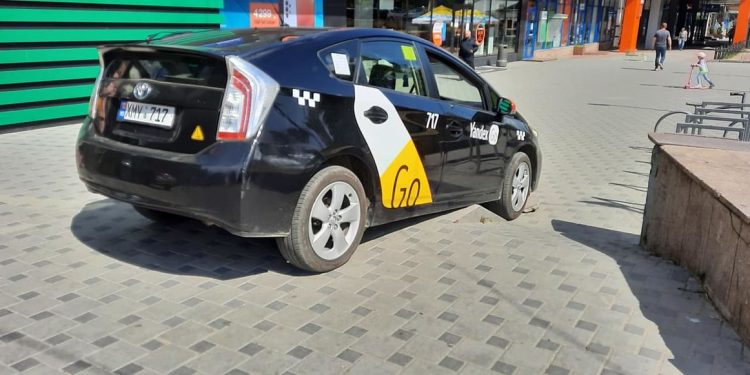 Taxi din Chișinău, surprins blocat pe scările unei alei din sectorul Botanica
