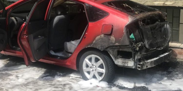 Automobil a fost distrus de flăcări în capitală