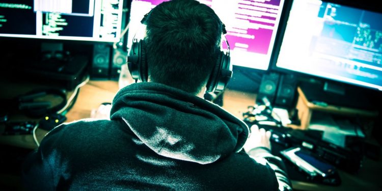 Hacker român căutat de opt ani de americani, capturat în Columbia. Bărbatul ar fi virusat inclusiv calculatoarele NASA