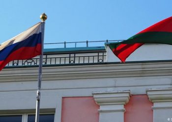 В Минске автомобиль протаранил ворота посольства РФ | VIDEO