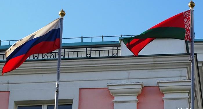 В Минске автомобиль протаранил ворота посольства РФ | VIDEO