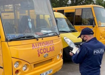 Autocarele care vor duce elevii la centrele de BAC, verificate de polițiști | FOTO