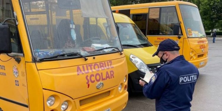 Autocarele care vor duce elevii la centrele de BAC, verificate de polițiști | FOTO