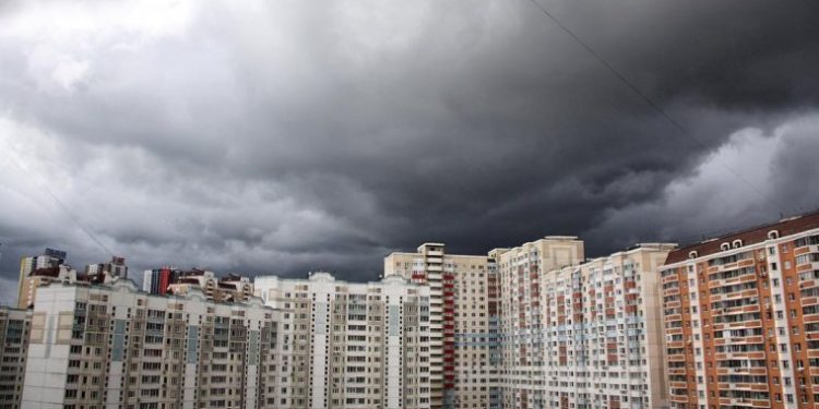 Москвичи показали «апокалипсис» во время сильного ливня и урагана, обрушившихся на город | VIDEO