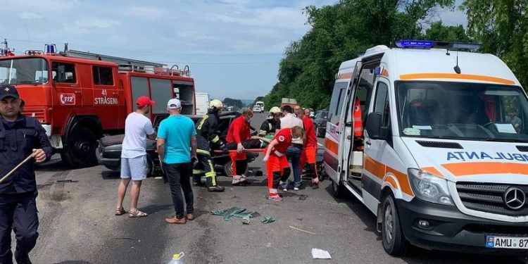 Accident la Strășeni: Un bărbat, transportat în stare gravă la spital