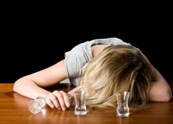 O minoră de 13 ani a ajuns la spital după ce s-a intoxicat cu alcool