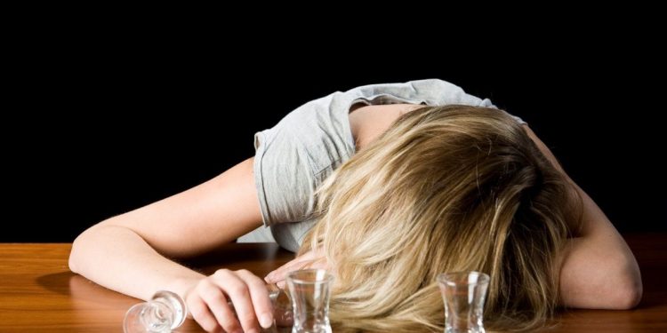 O minoră de 13 ani a ajuns la spital după ce s-a intoxicat cu alcool