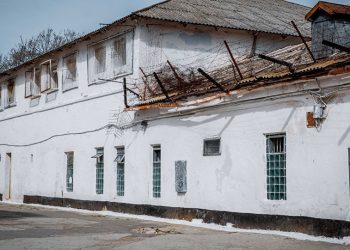 Celule murdare, fără ventilare, mucegai și rugină. Deținuții Penitenciarului 13 își ispășesc pedeapsa în condiții inumane | VIDEO