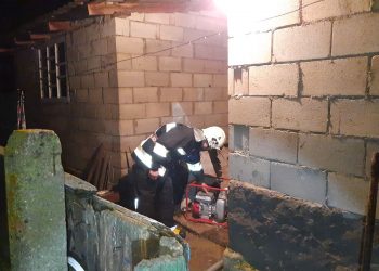 Zeci de gospodării, inundate în urma ploilor. Salvatorii au intervenit pentru a pompa apa | VIDEO