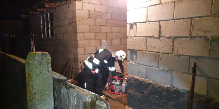 Zeci de gospodării, inundate în urma ploilor. Salvatorii au intervenit pentru a pompa apa | VIDEO