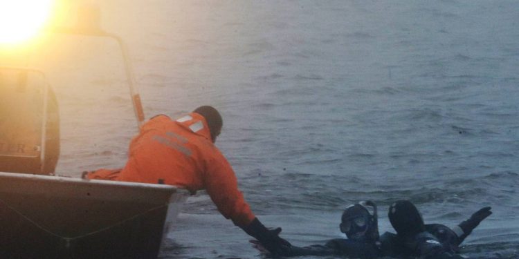 Лодка с 18 туристами перевернулась в российском регионе