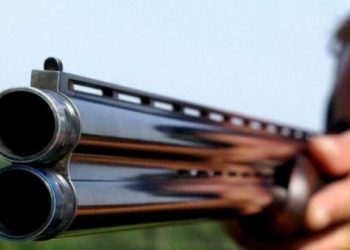 Un tânăr de 18 ani s-ar fi împușcat în cap cu o armă de vânătoare, care aparținea bunelului bărbatului | VIDEO