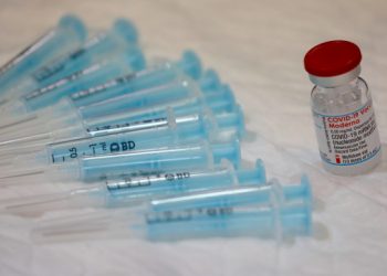 Регулятор США расширил список побочных эффектов вакцин Pfizer и Moderna