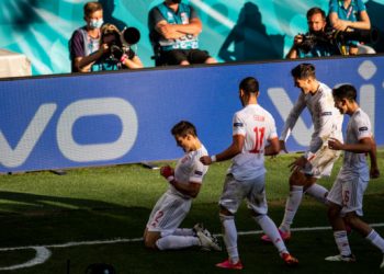 Испания вышла в четвертьфинал после самого результативного матча на Евро