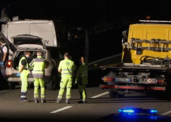 Atac armat asupra unei mașini blindate pe o autostradă din Italia. Hoții au pus cuie pe șosea și au incendiat mai multe mașini | VIDEO