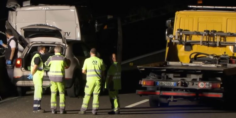 Atac armat asupra unei mașini blindate pe o autostradă din Italia. Hoții au pus cuie pe șosea și au incendiat mai multe mașini | VIDEO