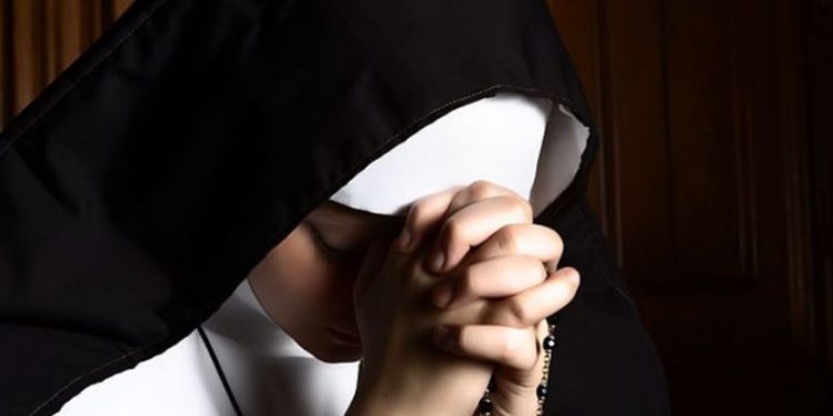 O călugăriță a cheltuit 835.000 dolari din contul unei școli din California. Banii au fost jucați în cazinouri