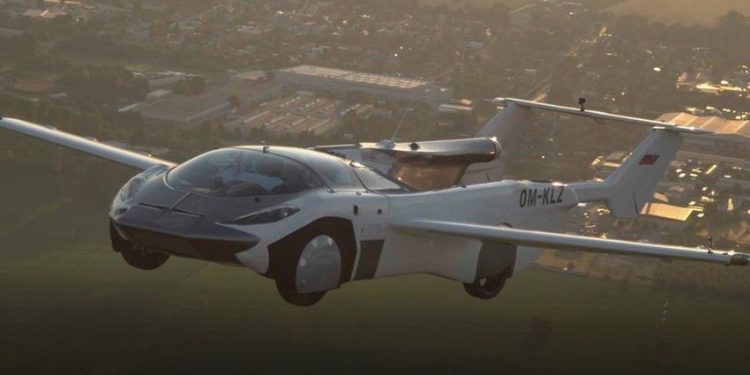 Будущее близко: Летающий автомобиль AirCar  совершил первый в истории междугородний перелет | VIDEO