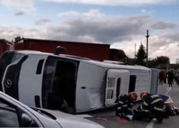 В Румынии микроавтобус, перевозивший детей в школу, перевернулся: Два человека погибли, девять — получили ранения | VIDEO