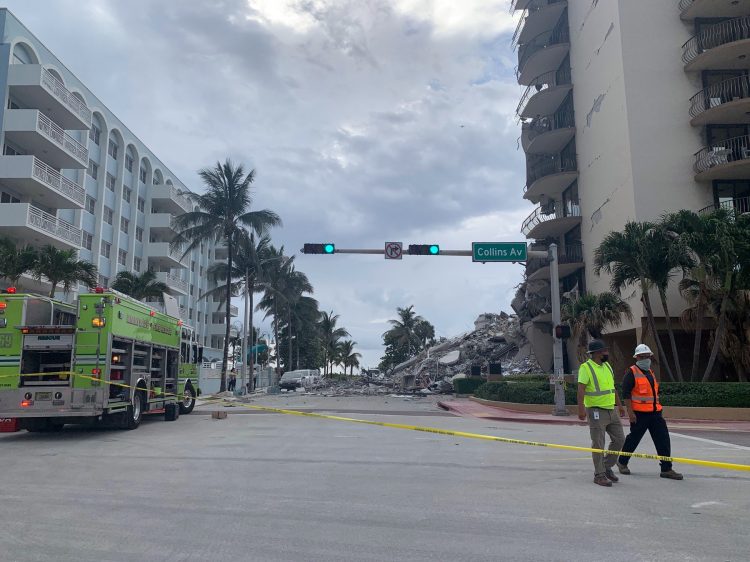 Momentul prăbușirii unui bloc de 12 etaje în Miami. Martor: „A fost îngrozitor. Țipau și adulții, și copiii” | FOTO/VIDEO