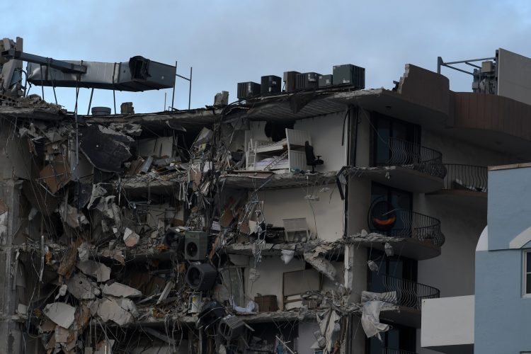 Momentul prăbușirii unui bloc de 12 etaje în Miami. Martor: „A fost îngrozitor. Țipau și adulții, și copiii” | FOTO/VIDEO