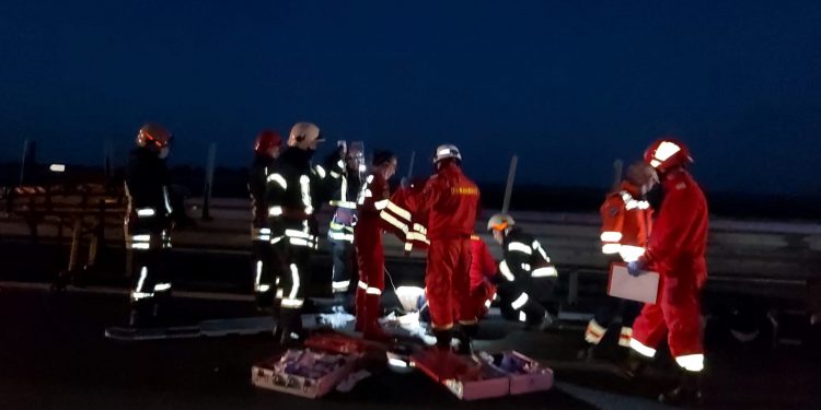 Un microbuz cu 17 ucraineni la bord s-a izbit într-un TIR, în România. Un mort și 16 răniți | VIDEO