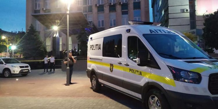 Alertă cu BOMBĂ în incinta sediului Moldtelecom