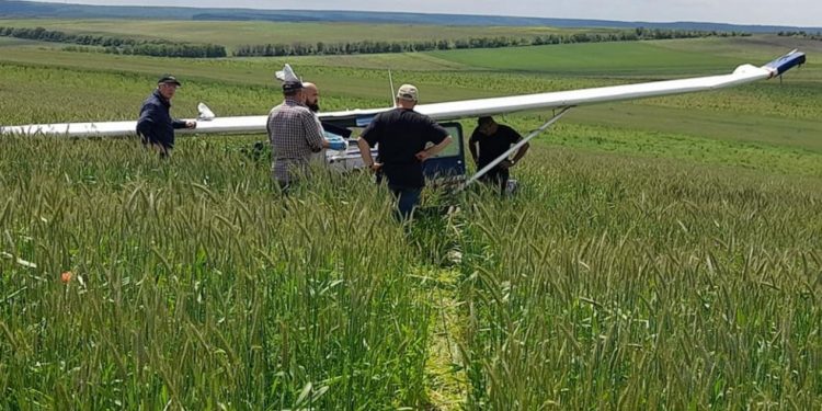 O aeronavă de excursii a aterizat de urgență într-un câmp